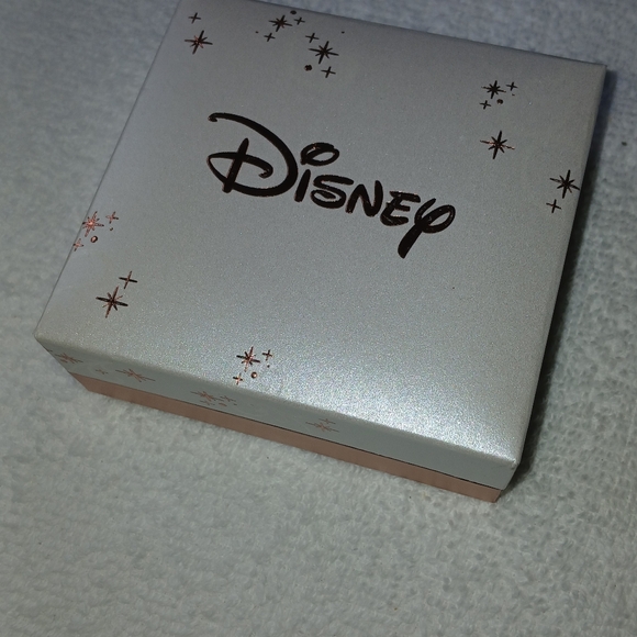 NWT Bowtiful Minnie mouse earrings - Picture 3 of 4